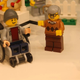 Ilustración para el artículo titulado Lego incluye una figura en silla de ruedas por primera vez en su historia